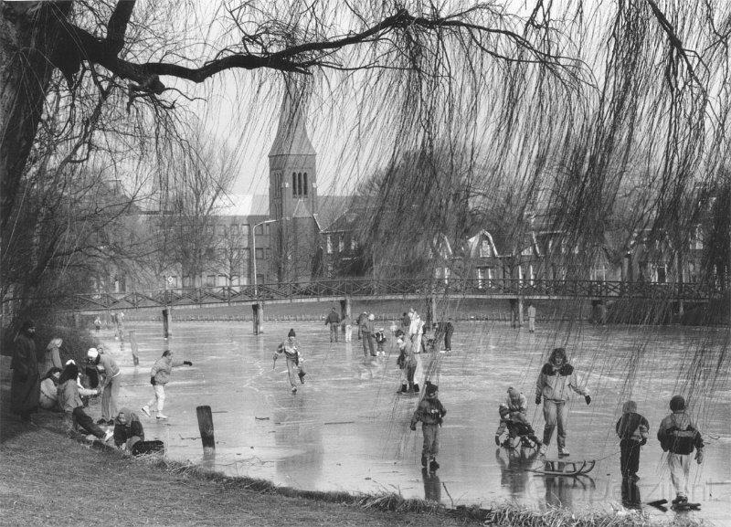 Schaatsen op gracht.jpg